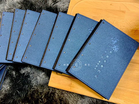 專營防颱招牌、3M無接縫招牌、LED超薄燈箱、LED燈箱、壓克力水晶字、壓克力燈箱、壓克力製品、松木牌、松木招牌、霓虹燈、鈦金立體字招牌、金屬立體字招牌、人形立牌、立體字、帆布、大圖輸出、並提供平面印刷與不鏽鋼金屬招牌服務，外縣市可寄送，安裝服務範圍涵蓋中部、台南、高雄與屏東地區。