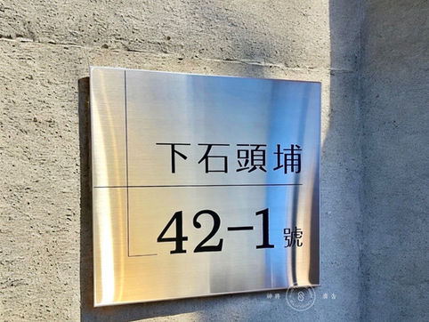 專營防颱招牌、3M無接縫招牌、LED超薄燈箱、LED燈箱、壓克力水晶字、壓克力燈箱、壓克力製品、松木牌、松木招牌、霓虹燈、鈦金立體字招牌、金屬立體字招牌、人形立牌、立體字、帆布、大圖輸出、並提供平面印刷與不鏽鋼金屬招牌服務，服務範圍涵蓋高雄、屏東與台南地區。