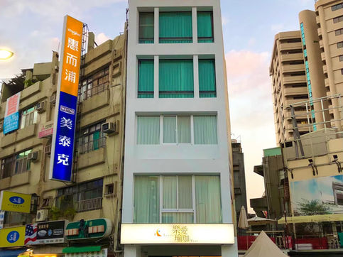 專營防颱招牌、3M無接縫招牌、LED超薄燈箱、LED燈箱、壓克力水晶字、壓克力燈箱、壓克力製品、松木牌、松木招牌、霓虹燈、鈦金立體字招牌、金屬立體字招牌、人形立牌、立體字、帆布、大圖輸出、並提供平面印刷與不鏽鋼金屬招牌服務，服務範圍涵蓋高雄、屏東與台南地區。