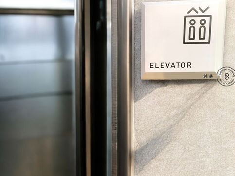 專營防颱招牌、3M無接縫招牌、LED超薄燈箱、LED燈箱、壓克力水晶字、壓克力燈箱、壓克力製品、松木牌、松木招牌、霓虹燈、鈦金立體字招牌、金屬立體字招牌、人形立牌、立體字、帆布、大圖輸出、並提供平面印刷與不鏽鋼金屬招牌服務，服務範圍涵蓋高雄、屏東與台南地區。