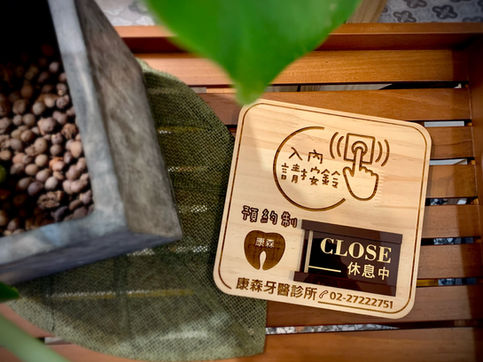 專營防颱招牌、3M無接縫招牌、LED超薄燈箱、LED燈箱、壓克力水晶字、壓克力燈箱、壓克力製品、松木牌、松木招牌、霓虹燈、鈦金立體字招牌、金屬立體字招牌、人形立牌、立體字、帆布、大圖輸出、並提供平面印刷與不鏽鋼金屬招牌服務，服務範圍涵蓋高雄、屏東與台南地區。