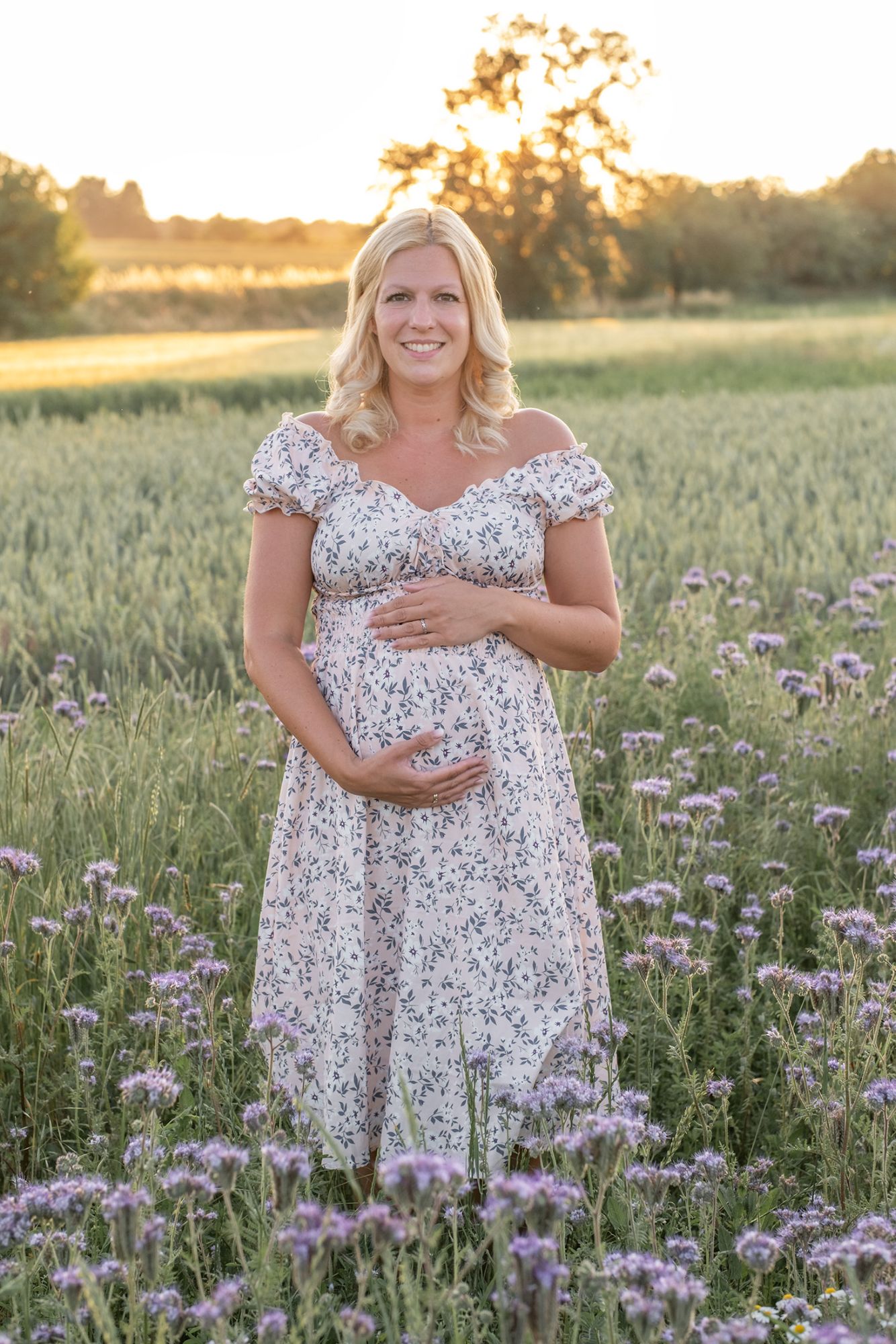 Mama bei einem Babybauchshooting in der Natur in und um Herrenberg