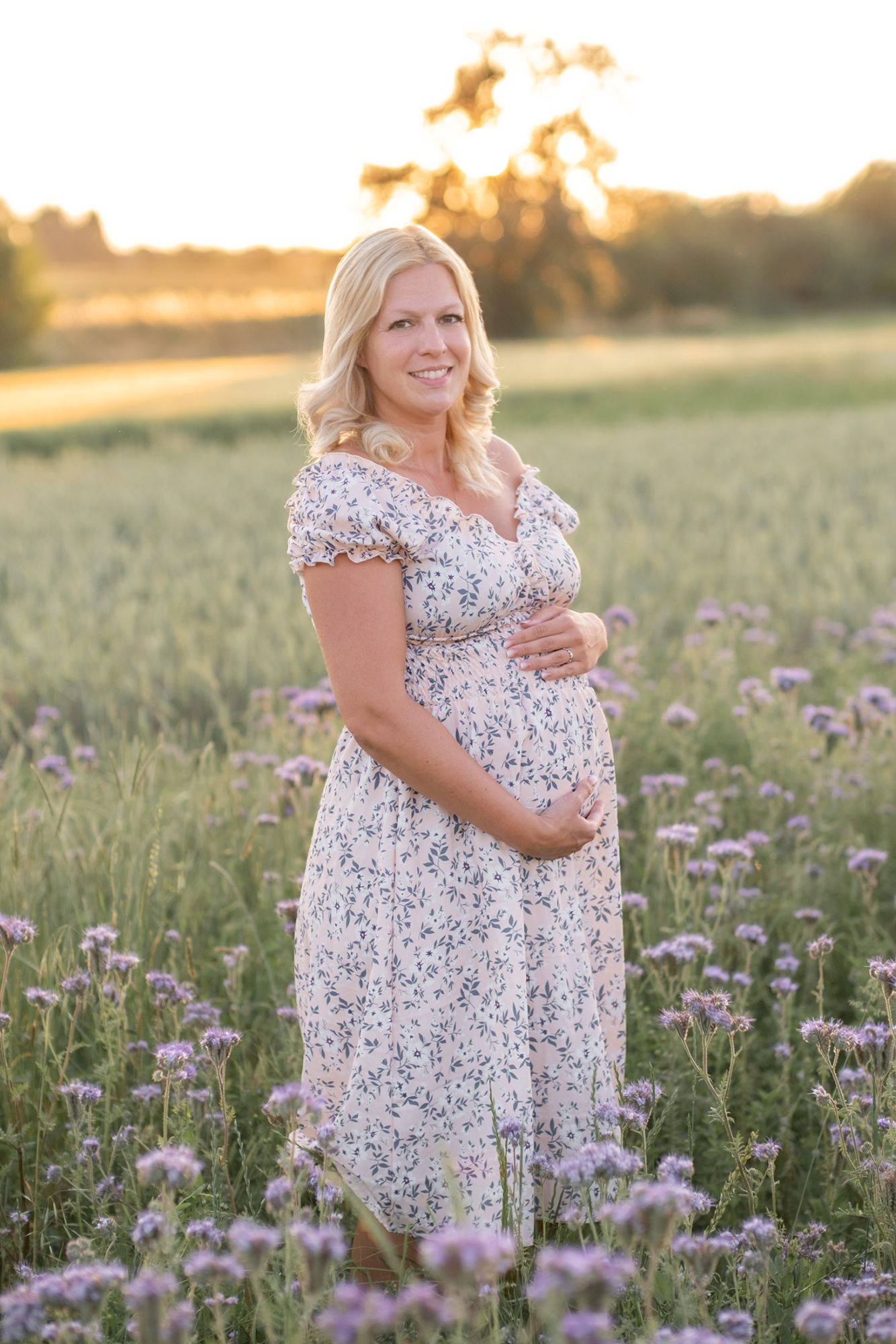 Mama bei einem Babybauchshooting in der Natur bei Sonnenuntergang in und um Herrenberg