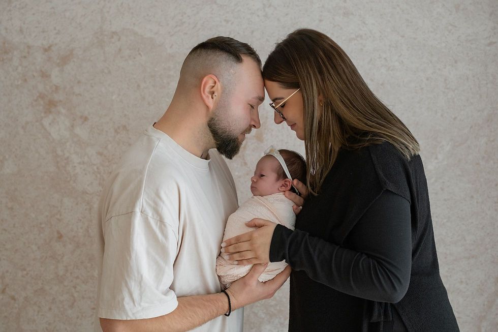 Newborn-Shooting Ablauf im Studio Ein entspanntes Fotoshooting mit neugeborenem Baby und Eltern in ruhiger Atmosphäre in Herrenberg und Umgebung