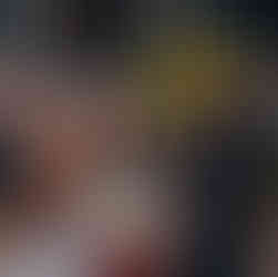 Vier Männer stehen an einem Stehtisch und applaudieren