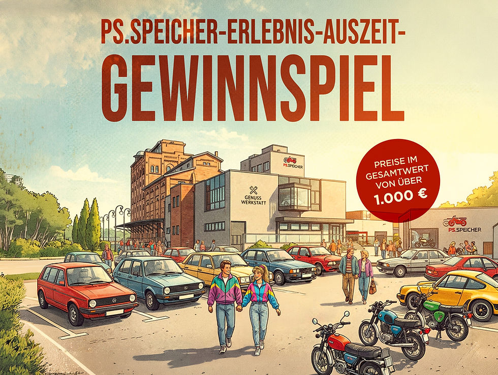 Menschen vor dem PS.SPEICHER-Gebäude mit Retro-Autos und -Motorrädern. Text: PS.SPEICHER-ERLEBNIS-AUSZEIT-GEWINNSPIEL. Stimmungsvolle Szene.
