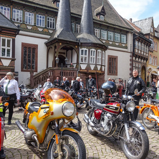 Männer mit Motorrad am PS:SPEICHER