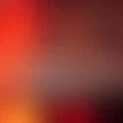 Auf einem Tisch stehen Pokale und die Wand dahinter ist rot angestrahlt