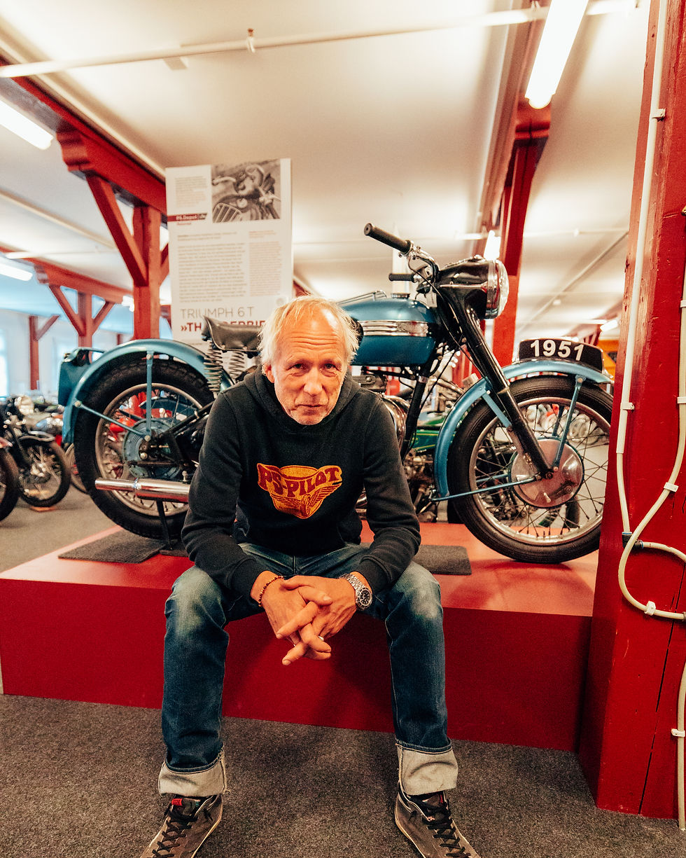 Helge Thomsen neben dem Objekt des Monats