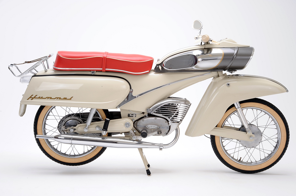 Cremefarbenes Vintage-Moped Hummel mit rotem Sitz, Seitenansicht auf weißem Hintergrund, glänzend und nostalgisch.