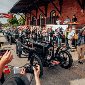 Start der Rallye zu den Einbecker Oldtimertage vor dem PS.SPEICHER Erlebnismuseum – historische Fahrzeuge, viele Zuschauer und Fotografen bei dem beliebten Oldtimer-Event und Ausflugsziel in Einbeck.