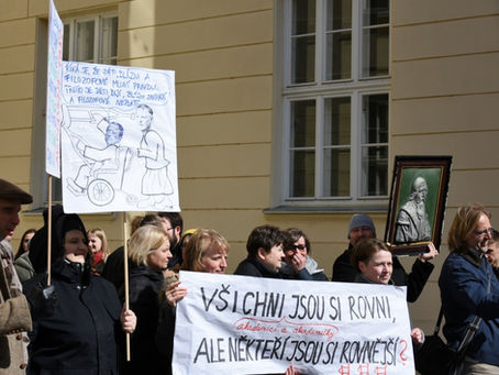 Pedagogové, zaměstnanci a studenti vysokých škol v ulicích