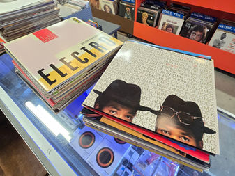 Oldschool used Rap + Hip Hop vinyl stacks!