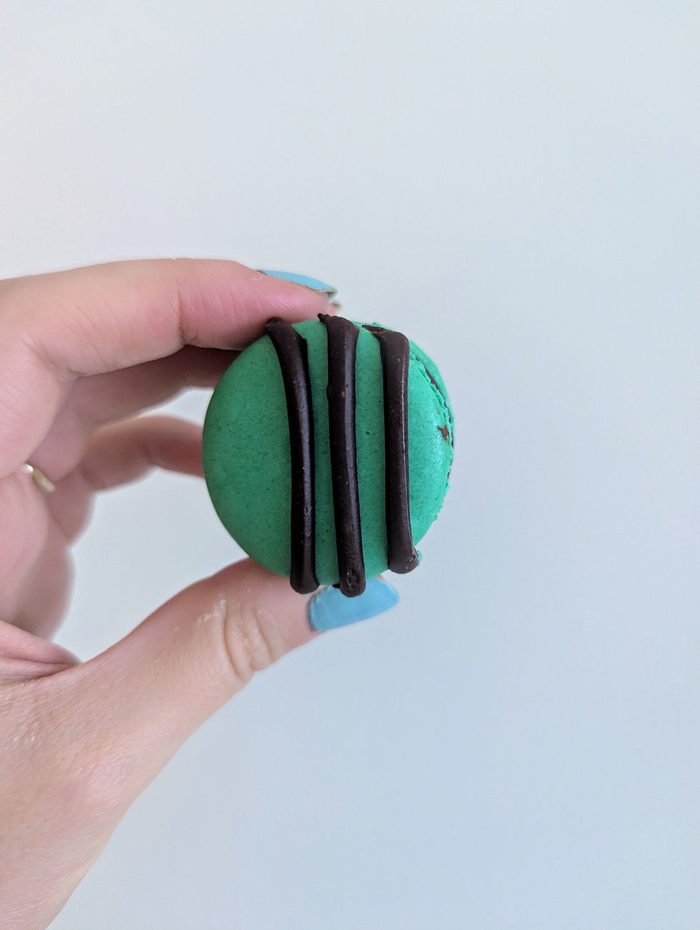 Mint chocolate macaron