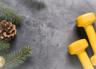 Christmas sport equipment_ yellow dumbbells and fir branches, presents, Christmas decorati