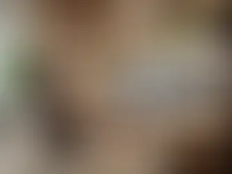 Oficina de lujo en casa, espacio con mobiliario amaderado, ideal para tener una oficina en casa, con plantas, todo ordenado, con una silla ergonómica cómoda para un buen trabajo. Trabajo remoto, oficina en casa, Ingenieros de sistemas, software.