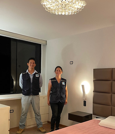 Ingenieros supervisores del Equipo de CosCon Perú Remodelaciones en Lima entregando un proyecto