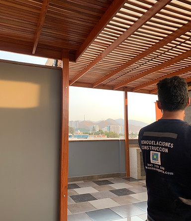 Ingeniero supervisor del Equipo de CosCon Perú Remodelaciones y Construcción revisando los acabados del techo sol y sombra en lima peru