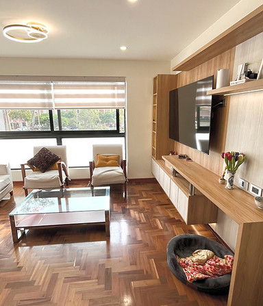 Remodelación de sala de cine en casa con tecnología avanzada y diseño interior exclusivo. Espacio perfecto para entretenimiento en familia.