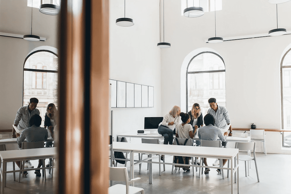 Các nhân viên truyền thông sáng tạo trong khu vực mở