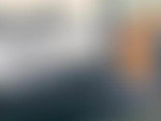 パソコン画面に表示されたClaude.aiとマーケティング資料を見ながら作業するイメージ