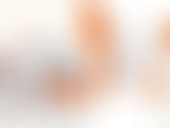 整理されていない情報の断片が積まれた倉庫と、順序立てて並んだ通路のある宮殿を対比的に描いたフラットデザインのイラスト
