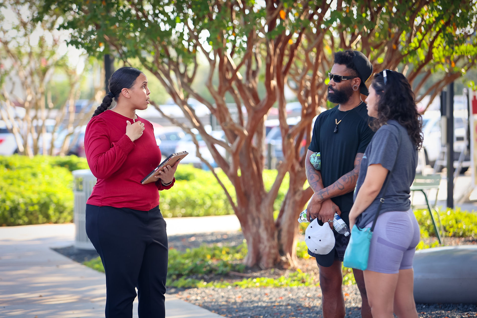 A female TheatreDNA team member talking with a young couple about a survey