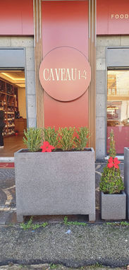 fioriera in cemento modello alta, con abbinamento fioriera quadrata bassa.