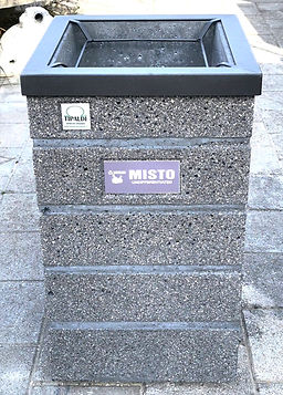 cestino in cemento, munito di anello reggisacco in ferro