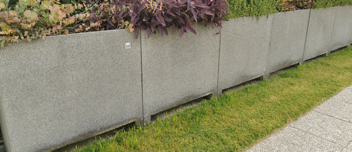 fioriera in cemento modello alta con rifinitura tipo pietra lavica.