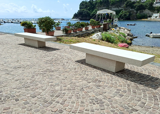 panchina realizzata in cemento armato, e rifinita di colore sabbiato bianco
