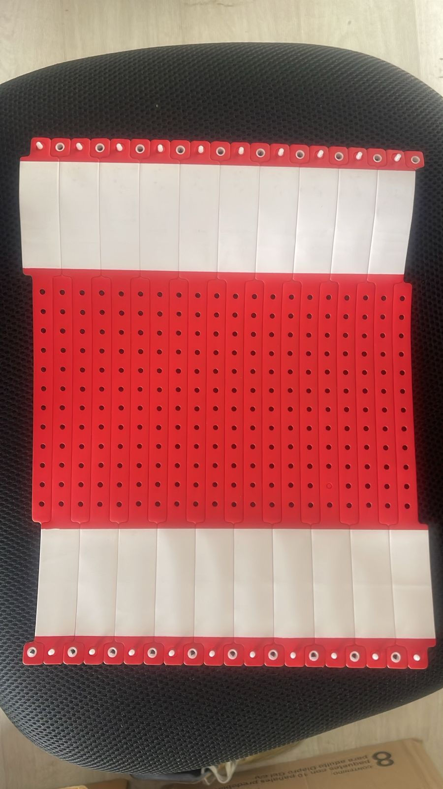BRAZALETE DE IDENTIFICACION ROJO 26CM x 2.5 RESISTENTE AGUA CON DATOS CAJA C/100