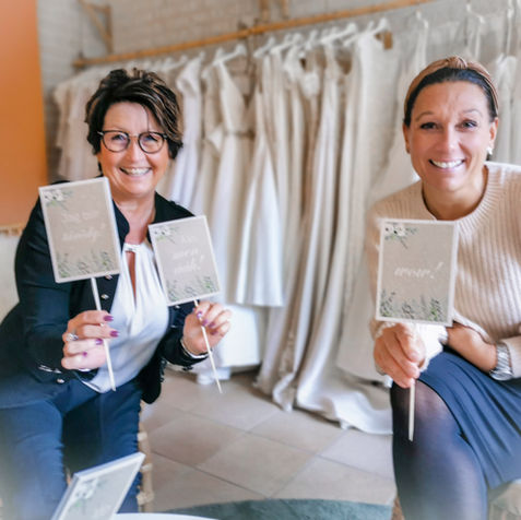 Betygsskyltar att hålla upp för sällskap vid brudklänningsprovning