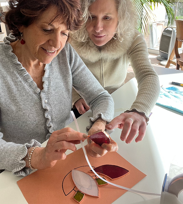 Atelier vitrail Tiffany : apprentissage du sertissage au cuivre près de Clermont-Ferrand