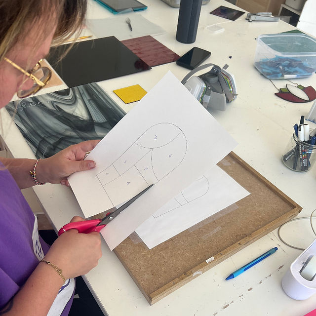 Création du gabarit pour un vitrail Tiffany lors d’un atelier à Clermont-Ferrand