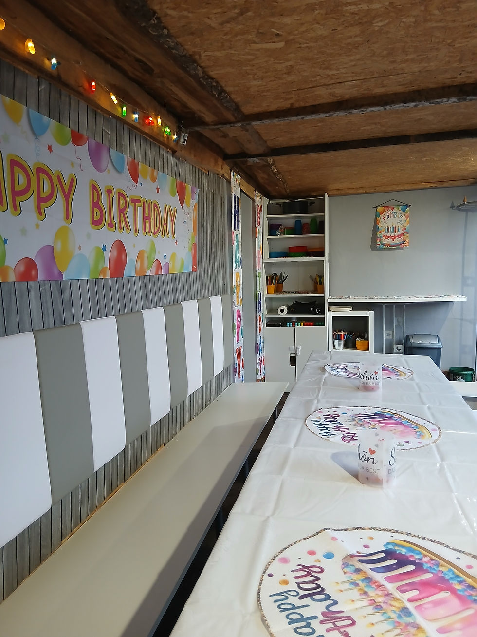 Geburtstagstafel mit Bastelschrank