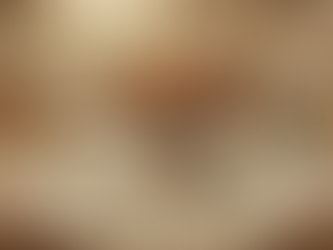 Un bizcocho servido sobre una fuente, y sobre la mesa cartas del tarot en círculo