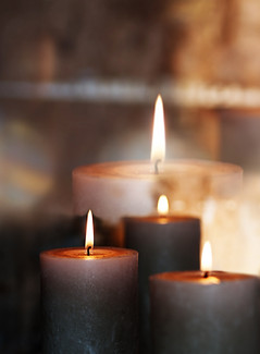 Bougies noires brûlantes