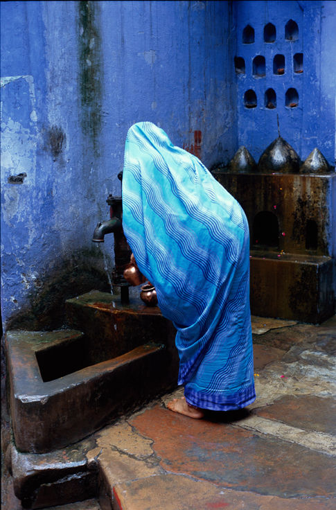 Inde, rues intimes est une exposition de photographies de Luc Maréchaux. Errance dans les quartiers pauvres des grandes villes de l’Inde.
Chacune de ces images témoigne du souvenir d'un échange de regards -parfois un sourire ou une réelle rencontre- qui ne change en rien les problématiques d'une pauvreté omniprésente, mais laisse percevoir un espoir fraternel. On n'oublie jamais la pauvreté. L'enjeu serait plutôt de rendre à chacun la dignité et le respect qui lui revient de droit.