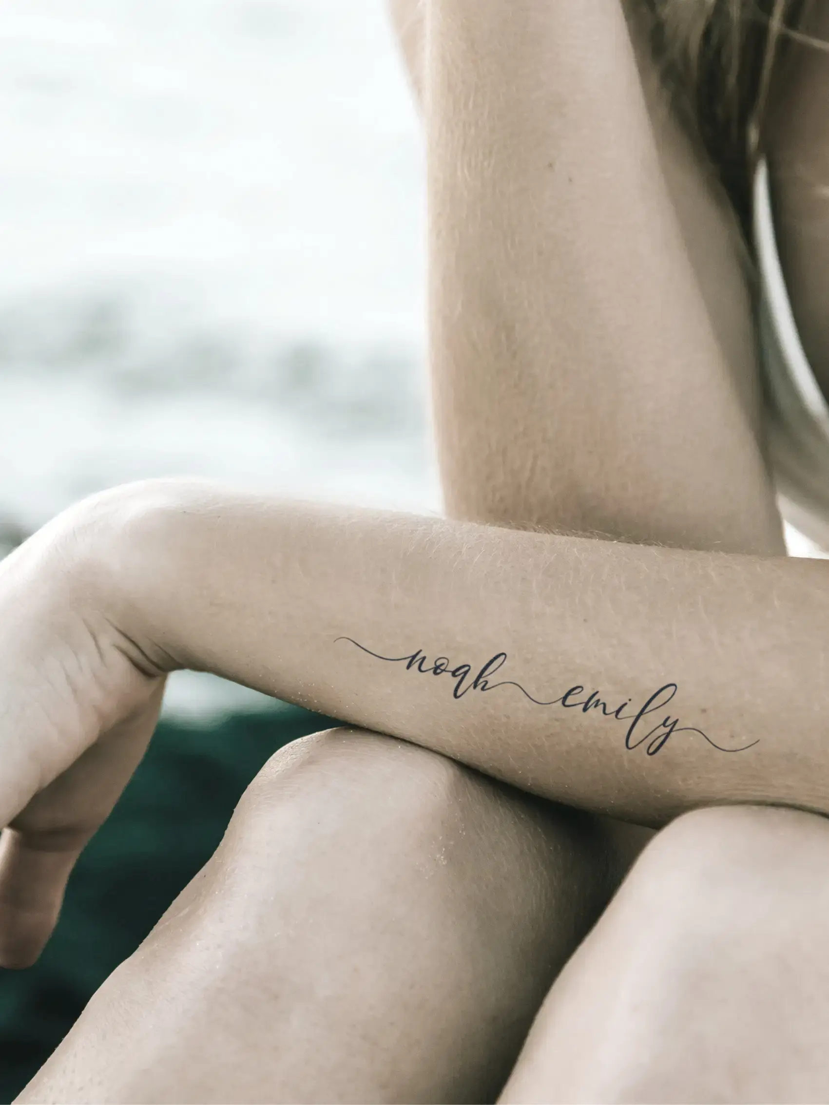 Tattoo Idee Frauen: personalisierter Schriftzug als Fineline Tattoo Vorlage