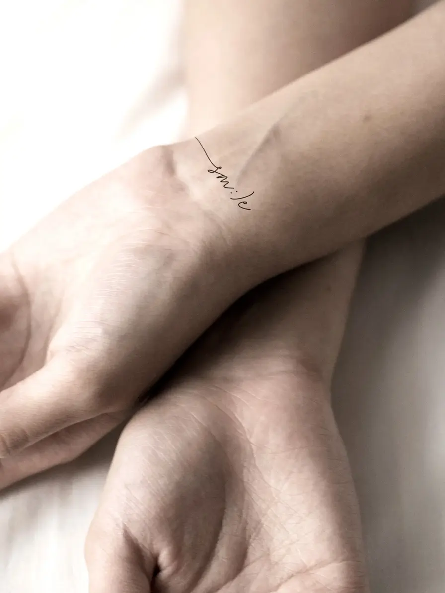 Schriftzug Tattoo „smile“ – modernes Fineline Script zum Download.