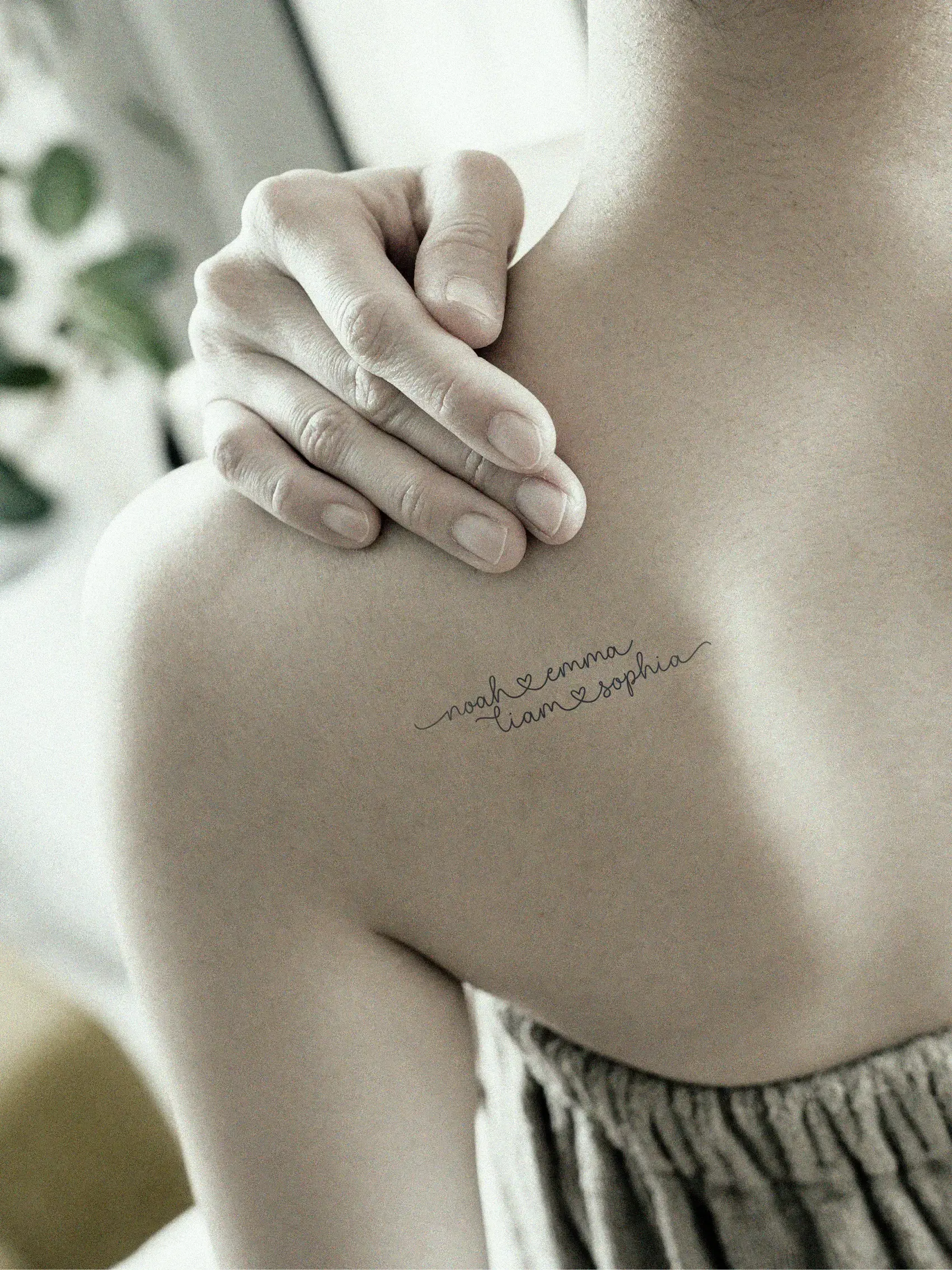 Tattoo Schriftzug individuell – moderne Fineline Tattoo Vorlage als Mockup präsentiert