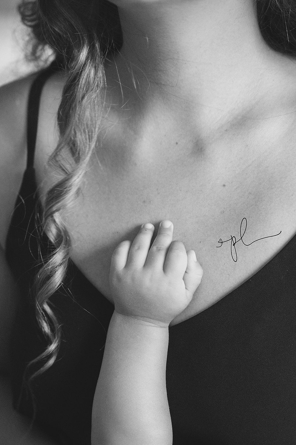 Personalisiertes Initialen Tattoo mit Babyhand als filigrane Stencil Vorlage