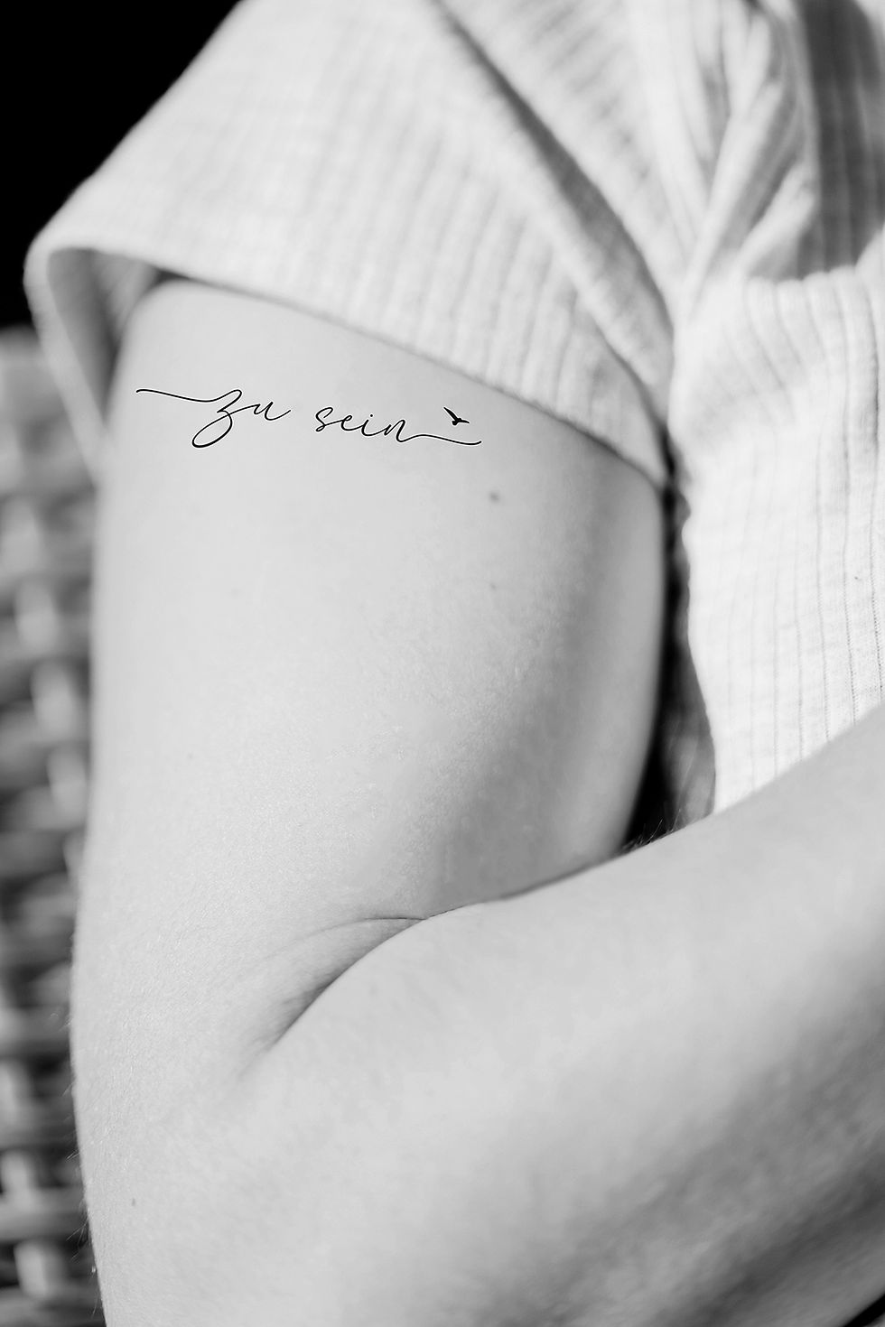 Minimalistischer Tattoo Schriftzug mit Spruch zu sein auf weiblicher Schulter