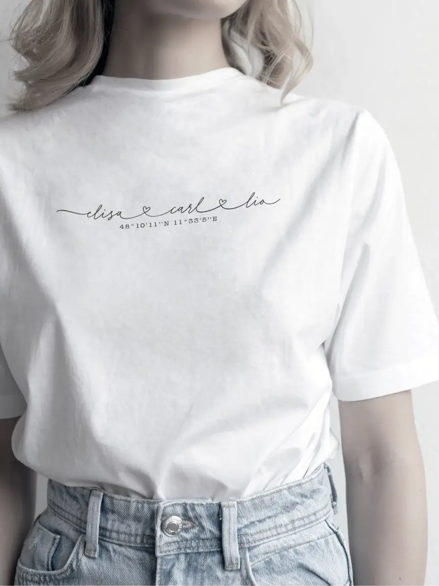 attoo Idee Frauen: personalisierter Schriftzug als Fineline Tattoo Vorlage individuell nach Name & Koordinaten