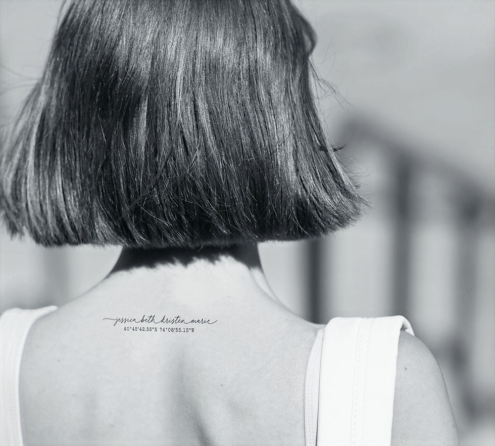 Personalisierte Fineline Tattoo Vorlage mit Namen und Koordinaten am oberen Rücken einer Frau