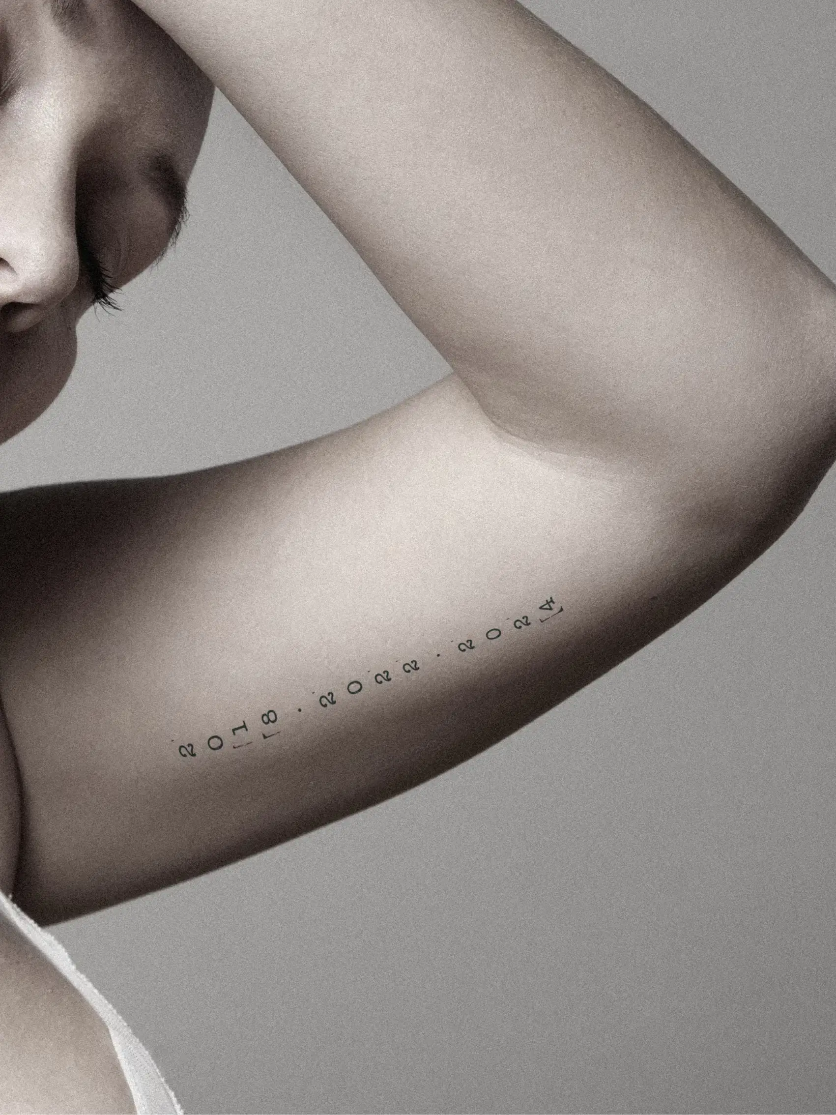 ndividuelles Fineline Tattoo Schriftzug – maßgeschneiderte Tattoo Vorlage mit Wunschtext oder Jahreszahlen