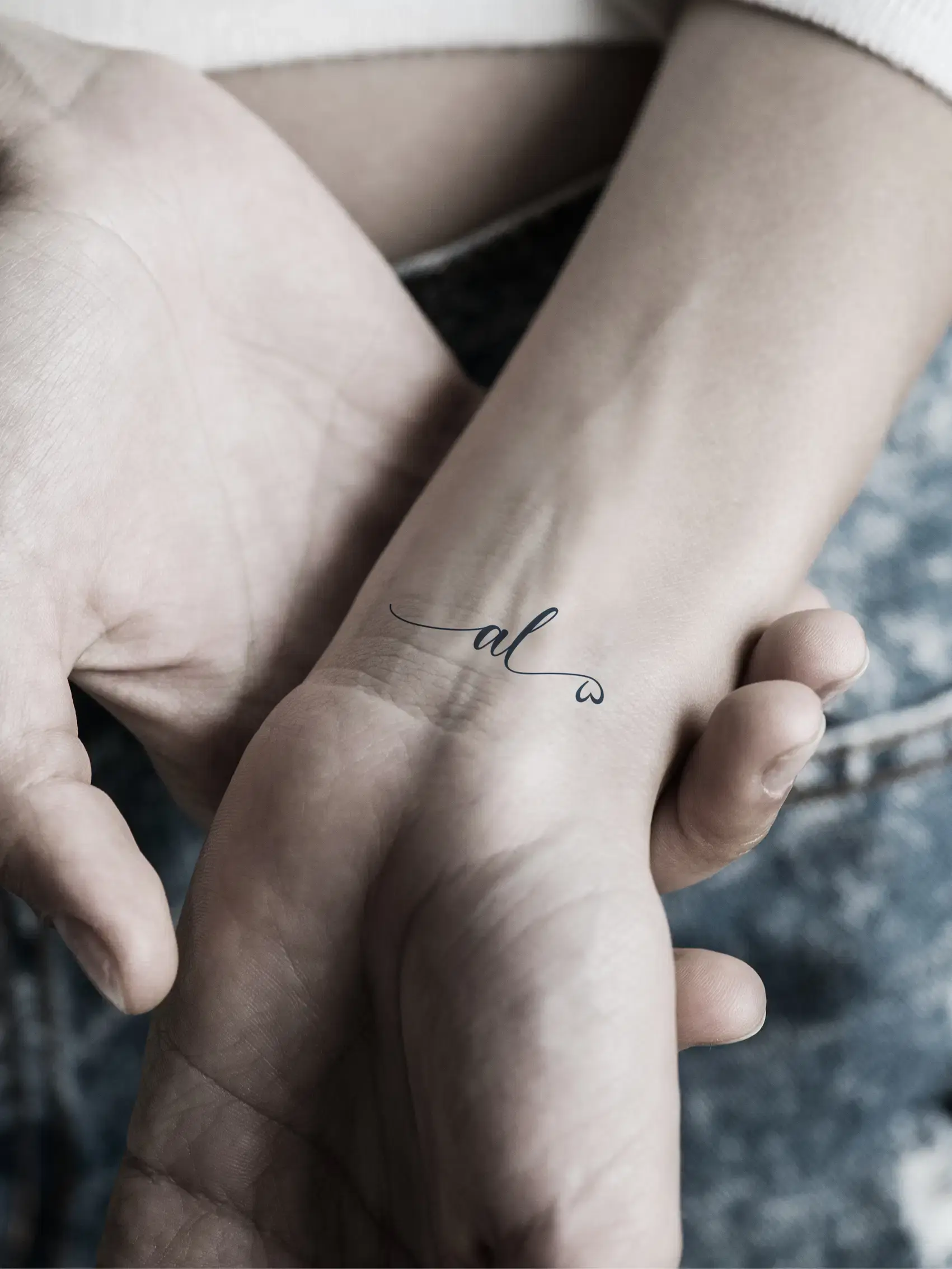 Individuelle Tattoo Vorlage – minimalistisches Monogramm im Fineline-Stil für Frauen