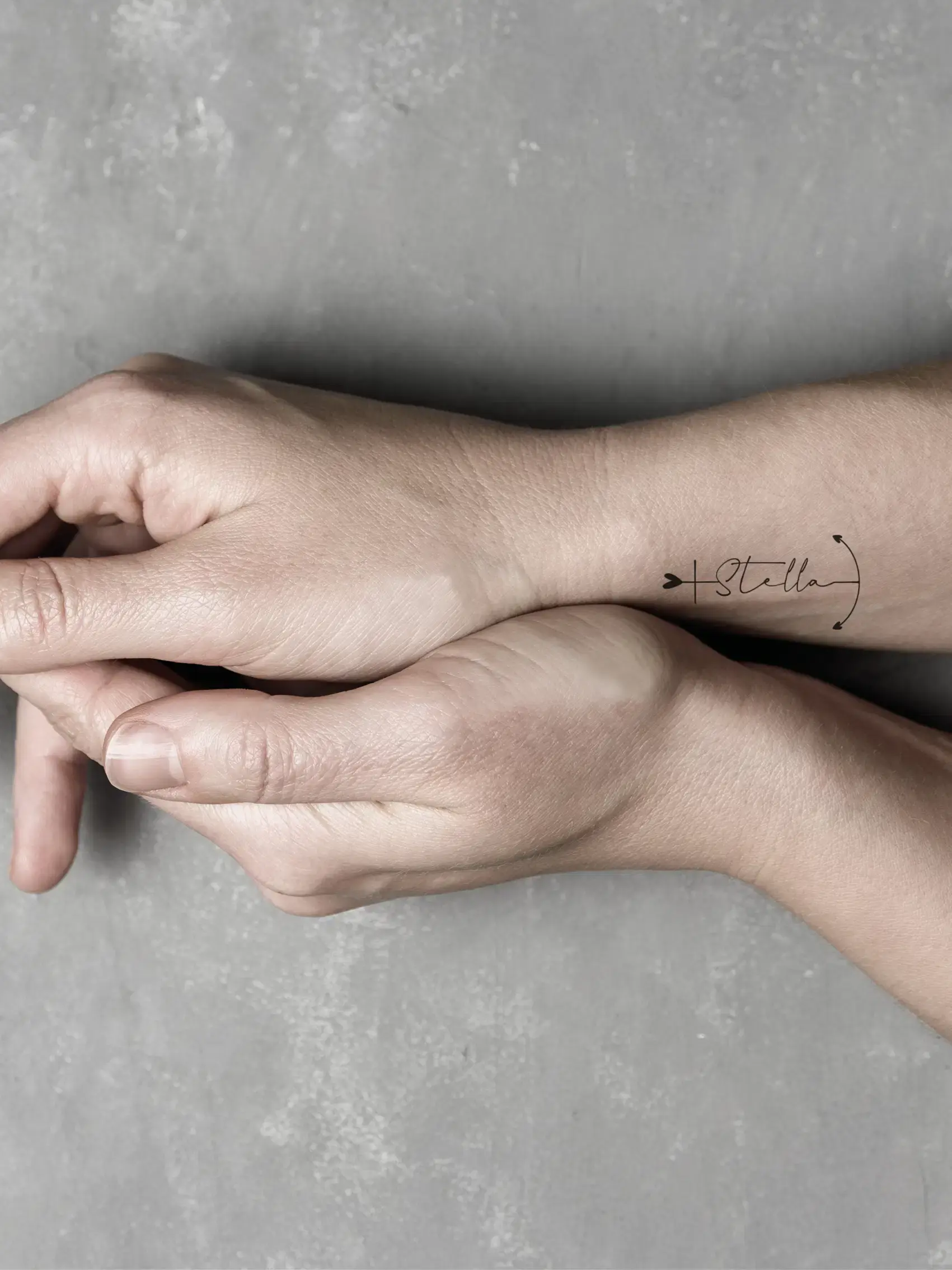 Individuelles Fineline Tattoo Schriftzug mit kleinem Anker – maßgeschneiderte Tattoo Vorlage mit Wunschtext