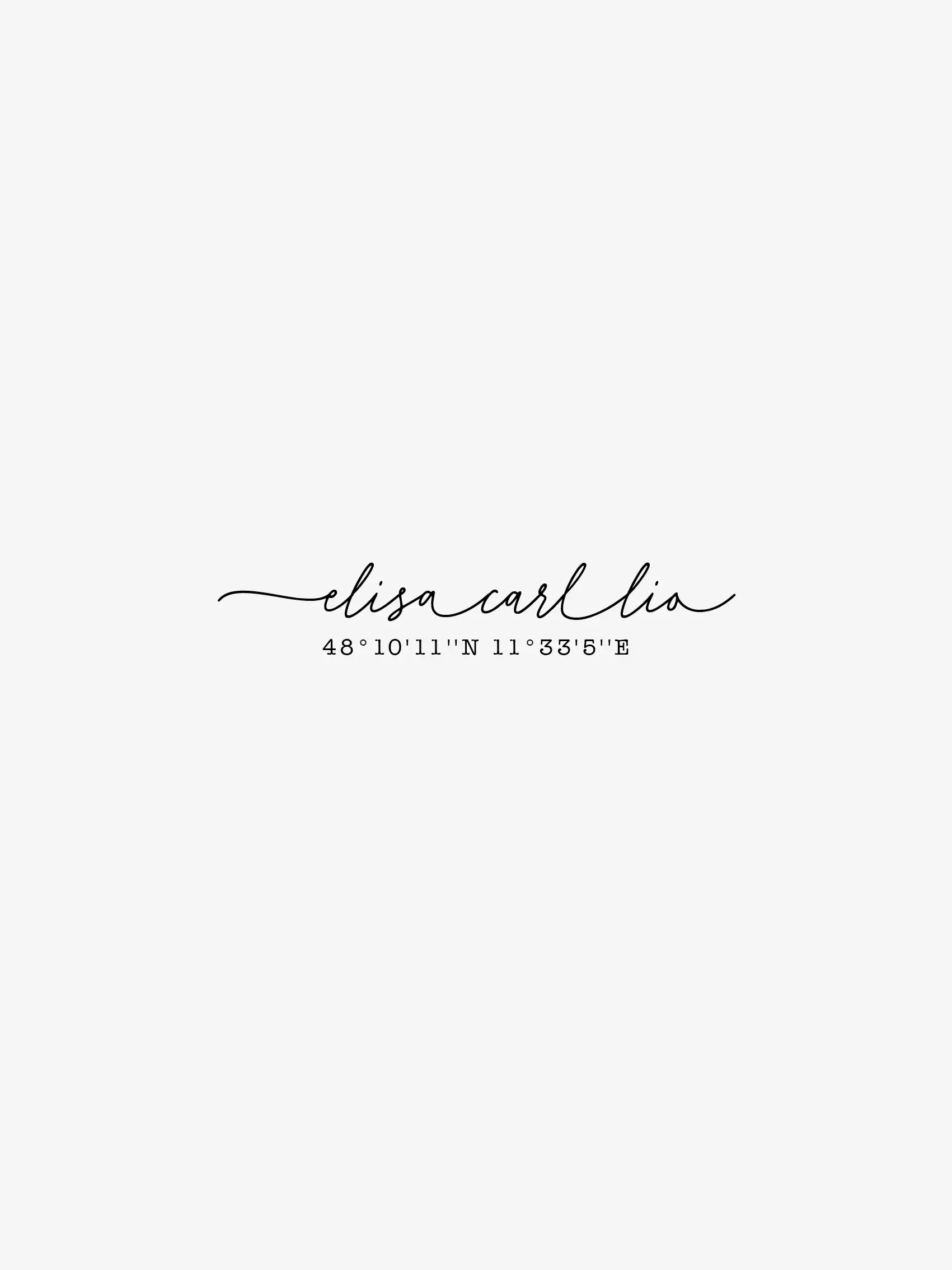 Individuelles Fineline Tattoo Schriftzug mit Datum/Koordinaten – maßgeschneiderte Tattoo Vorlage mit Wunschtext